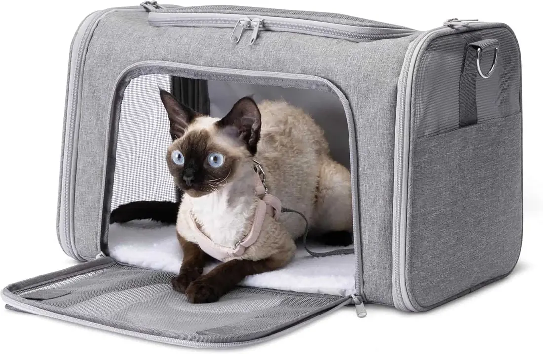 Bolsa transportín blanda gris para gatos con gato siamés, ideal para cabina